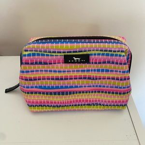 Scout cosmetic bag. Smoke free home. 2 interior pockets